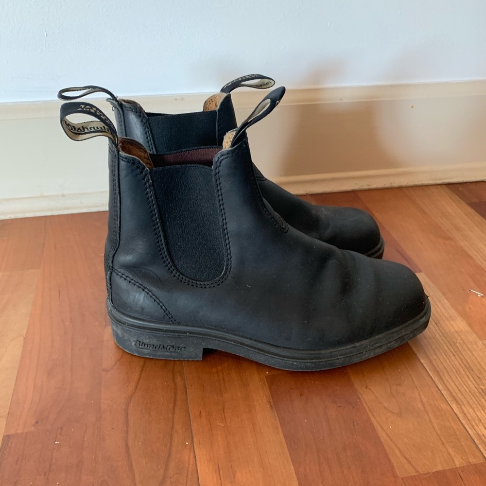 Black Chisel Toe Blundstones